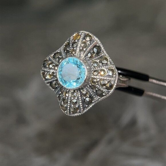 Stunning Sterling Silver Round Topaz / Marcasites Ring - Picture 4 of 10